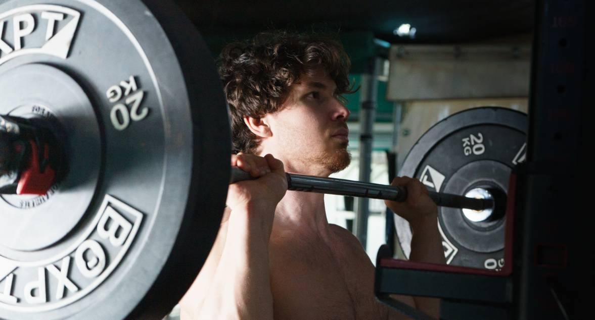 Valerio_bilancere_bodybuilder body builder che alza un bilancere